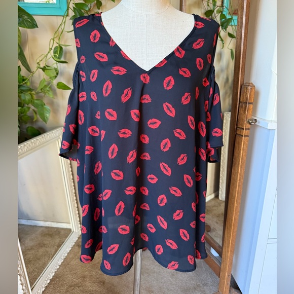 Torrid Plus Size 3X Black & Red Lips Georgette Cold Shoulder Blouse - Picture 3 of 12